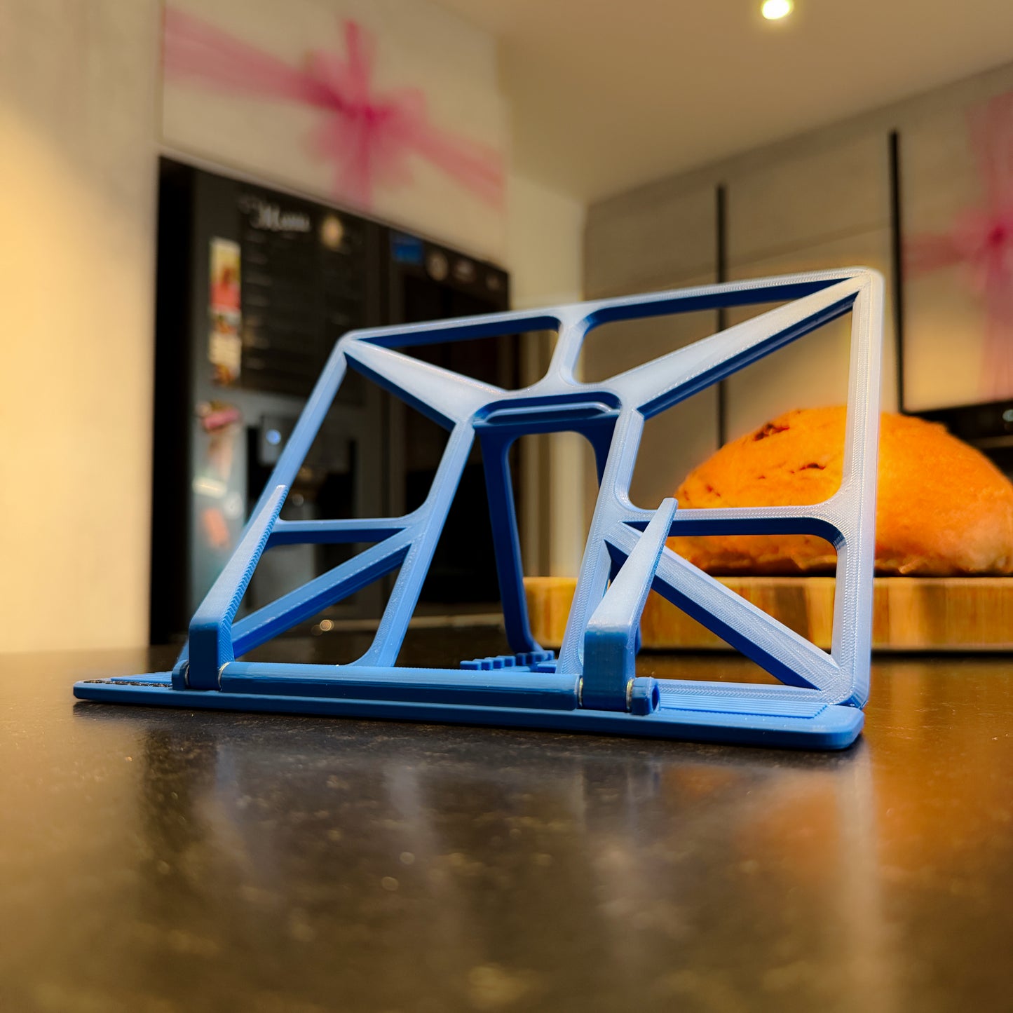 Read Dock in Slate Blue auf der Küchenplatte 2