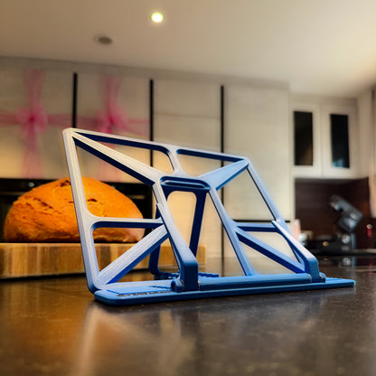 Read Dock in Slate Blue auf der Küchenplatte mit einem Buch 3