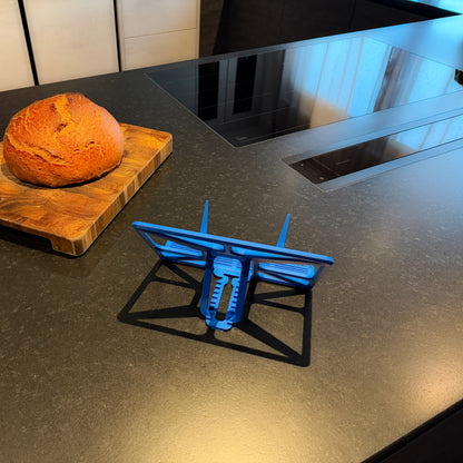 Read Dock in Slate Blue auf der Küchenplatte Rückansicht