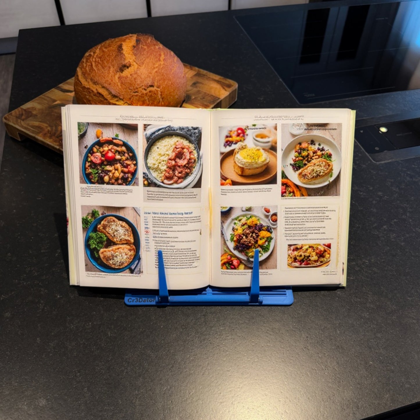 Read Dock in Slate Blue auf der Küchenplatte mit einem Buch