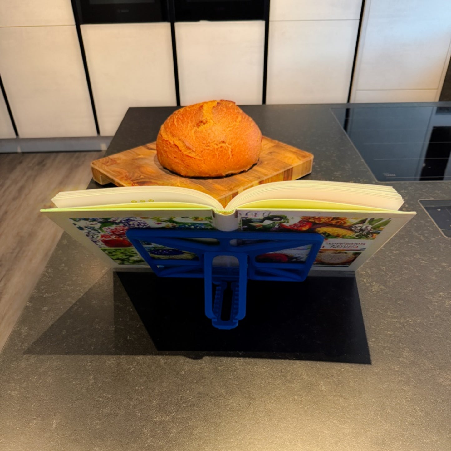 Read Dock in Slate Blue auf der Küchenplatte mit einem Buch aus der Rückansicht